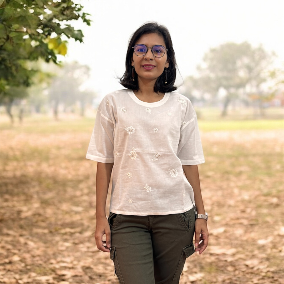 WHITE SHORT SLEEVE TOP WITH EMBROIDERY